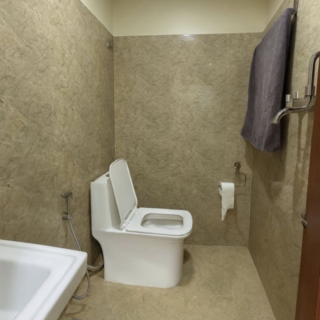 TWIN ROOM thumbnail 2